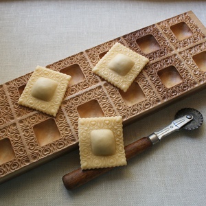 Ravioli mintázófa (tulipános,12 db-os) - otthon & életmód - konyhafelszerelés, tálalás - sütés, főzés - vágódeszka - Meska.hu