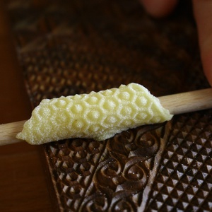 Garganelli, gnocchi mintázófa (méhsejtes) - otthon & életmód - konyhafelszerelés, tálalás - sütés, főzés - vágódeszka - Meska.hu