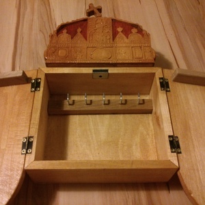 Magyar címer formáju falra szerelhető kulcstartó szekrényke. -  - Meska.hu