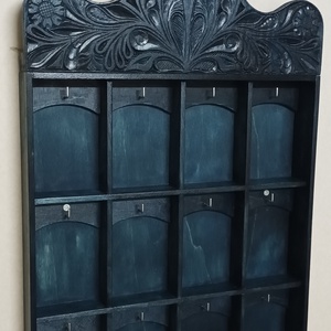 Falra szerelhető faragott kulcstartó. - Meska.hu