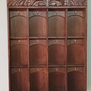 Falra szerelhető faragott kulcstartó. - Meska.hu