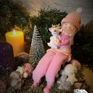 Lila-rózsaszín adventi asztaldísz szánkózó kislány figurával - karácsony - adventi díszek - adventi asztaldísz - adventi díszek - Meska.hu