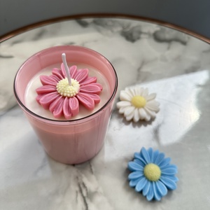 Esküvői köszönőajándék szójagyertya virágdíszítéssel  egyedi, monogramos matricával - esküvő - emlék & ajándék - köszönőajándék - Meska.hu