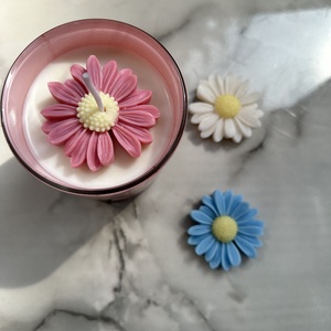 Esküvői köszönőajándék szójagyertya virágdíszítéssel  egyedi, monogramos matricával - esküvő - emlék & ajándék - köszönőajándék - Meska.hu