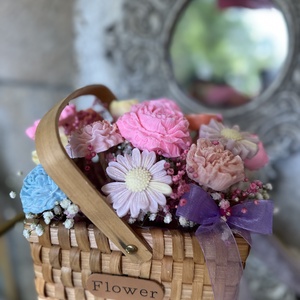 Szülőköszöntő ajándék fonott kosárban � szójaviasz virágokkal - esküvő - emlék & ajándék - szülőköszöntő ajándék - Meska.hu