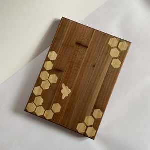 Vágódeszka méhsejt mintával - Meska.hu