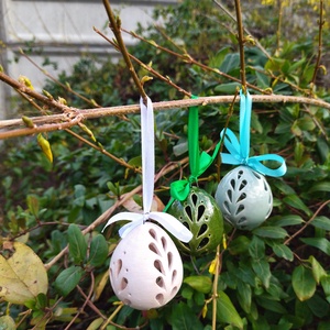 Húsvéti kerámia tojások áttört mintával - otthon & életmód - dekoráció - ajtó- és ablak dekoráció - ablakdísz - Meska.hu