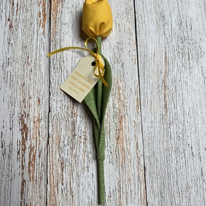 Esküvői köszönetajándék, textil tulipán, szatén szalag, köszönőajándék, ajándék, tulipán - esküvő - emlék & ajándék - köszönőajándék - Meska.hu