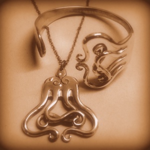 villa karkötő  medállal lobogás - Meska.hu