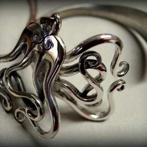 villa karkötő  medállal lobogás - ékszer - karkötő - karperec - Meska.hu