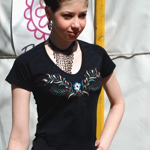 Zalai Fehérnép (zalai szűrhímzéssel díszített fekete női póló) RU - ruha & divat - női ruha - póló, felső - Meska.hu