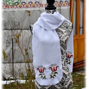 Fehérnép téli sál, táncoló kun tulipánokkal  hófehér - ruha & divat - sál, sapka, kendő - sál - Meska.hu