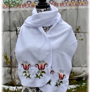 Fehérnép téli sál, táncoló kun tulipánokkal  hófehér - ruha & divat - sál, sapka, kendő - sál - Meska.hu