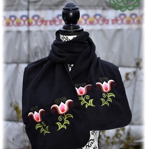 Fehérnép téli sál, táncoló kun tulipánokkal  fekete - ruha & divat - sál, sapka, kendő - sál - Meska.hu