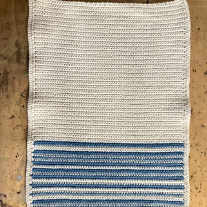 Kék csíkos horgolt kéztörlő - otthon & életmód - fürdőszoba - törölköző - Meska.hu