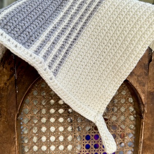 Szürke csíkos horgolt kéztörlő - otthon & életmód - fürdőszoba - törölköző - Meska.hu