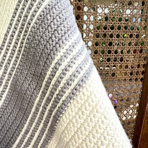 Szürke csíkos horgolt kéztörlő - otthon & életmód - fürdőszoba - törölköző - Meska.hu