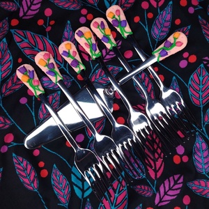 Tulipán mintás desszertes készlet - 7 darabos szett - 6 db villa és 1 db tortalapát, Otthon & Életmód, Konyhafelszerelés, tálalás, Tálalás, Kanál & Villa, Gyurma, MESKA