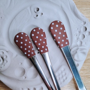 Barna-fehér pöttyös evőeszközkészlet - 3 darabos szett, Otthon & Életmód, Konyhafelszerelés, tálalás, Tálalás, Kanál & Villa, Gyurma, MESKA