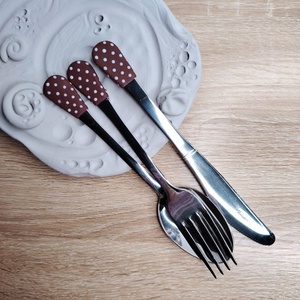 Barna-fehér pöttyös evőeszközkészlet - 3 darabos szett - otthon & életmód - konyhafelszerelés, tálalás - tálalás - kanál & villa - Meska.hu
