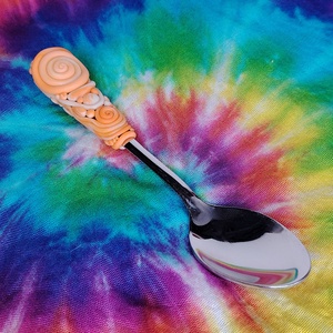 Narancssárga és fehér spirál mintás teáskanál - otthon & életmód - konyhafelszerelés, tálalás - tálalás - kanál & villa - Meska.hu