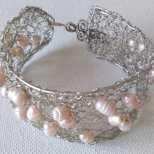 horgolt drót karkötő tenyésztett gyönggyel - ékszer - karkötő - gyöngyös karkötő - Meska.hu