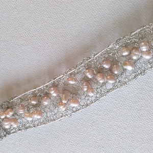 horgolt drót karkötő tenyésztett gyönggyel - ékszer - karkötő - gyöngyös karkötő - Meska.hu