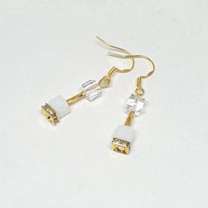 CUBE kék fülbevaló, Ékszer, Fülbevaló, Lógó fülbevaló, Ékszerkészítés, Gyöngyfűzés, gyöngyhímzés, MESKA