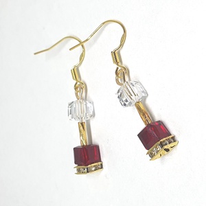 CUBE piros-fehér fülbevaló - Meska.hu