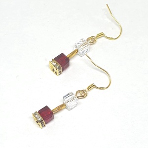 CUBE piros-fehér fülbevaló - ékszer - fülbevaló - lógó fülbevaló - Meska.hu