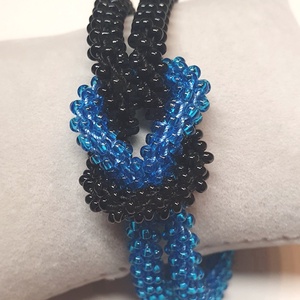 Kék-fekete gyöngyhorgolt karkötő, Ékszer, Karkötő, Karkötő medállal, Gyöngyfűzés, gyöngyhímzés, Ékszerkészítés, MESKA