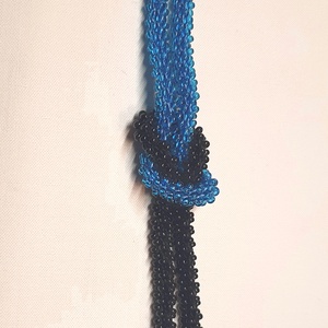 Kék-fekete gyöngyhorgolt karkötő - ékszer - karkötő - karkötő medállal - Meska.hu