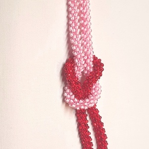 Piros-rózsaszín gyöngyhorgolt karkötő - ékszer - karkötő - karkötő medállal - Meska.hu