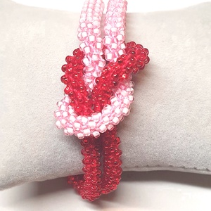 Piros-rózsaszín gyöngyhorgolt karkötő - ékszer - karkötő - karkötő medállal - Meska.hu