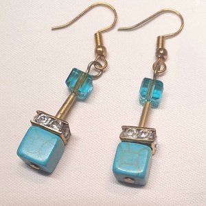 CUBE kék Howlit fülbevaló, Ékszer, Fülbevaló, Lógó fülbevaló, Ékszerkészítés, Gyöngyfűzés, gyöngyhímzés, MESKA