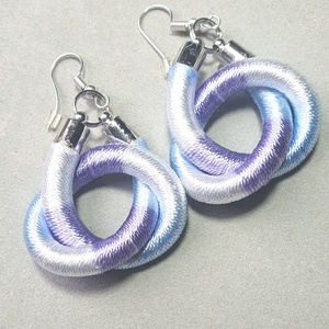 Kék-lila fonal fülbevaló, Ékszer, Fülbevaló, Lógó fülbevaló, Gyöngyfűzés, gyöngyhímzés, Horgolás, MESKA