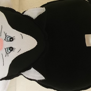 Fehér-fekete cica alakú kézműves polár párna - otthon & lakás - lakástextil - párna & párnahuzat - Meska.hu