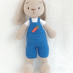 Nyuszi Dani - kék nadrágos - répás -horgolt figura , Játék & Sport, Plüssállat & Játékfigura, Nyuszi, Hímzés, Horgolás, MESKA