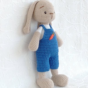 Nyuszi Dani - kék nadrágos - répás -horgolt figura  - játék & sport - plüssállat & játékfigura - nyuszi - Meska.hu