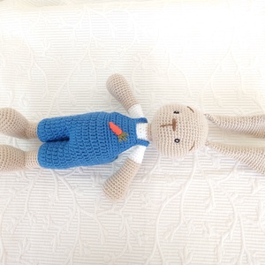 Nyuszi Dani - kék nadrágos - répás -horgolt figura  - játék & sport - plüssállat & játékfigura - nyuszi - Meska.hu