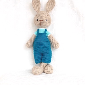 Nyúl Geri horgolt nyuszi fiú - türkiz ketésznadrágos - amigurumi - játék & sport - plüssállat & játékfigura - nyuszi - Meska.hu
