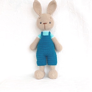 Nyúl Geri horgolt nyuszi fiú - türkiz ketésznadrágos - amigurumi - játék & sport - plüssállat & játékfigura - nyuszi - Meska.hu