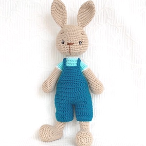 Nyúl Geri horgolt nyuszi fiú - türkiz ketésznadrágos - amigurumi - játék & sport - plüssállat & játékfigura - nyuszi - Meska.hu
