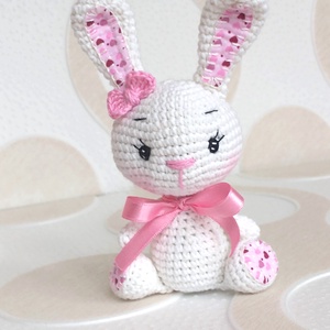 Nyuszi lány - szívecskés-masnis  - púder szalagos- amigurumi - horgolt marokállat, Játék & Sport, Plüssállat & Játékfigura, Nyuszi, Hímzés, Horgolás, MESKA