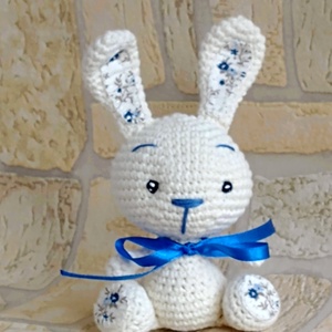 Horgolt Nyuszi  - kék virágos   - egyedi horgolt marokállat - Meska.hu