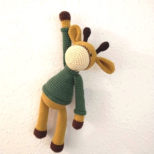 Zsiráf fiú - mustár - zöld - horgolt - amigurumi  - játék & sport - plüssállat & játékfigura - zsiráf - Meska.hu