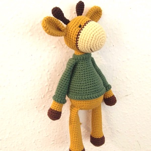 Zsiráf fiú - mustár - zöld - horgolt - amigurumi  - játék & sport - plüssállat & játékfigura - zsiráf - Meska.hu