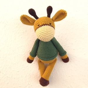 Zsiráf fiú - mustár - zöld - horgolt - amigurumi  - játék & sport - plüssállat & játékfigura - zsiráf - Meska.hu