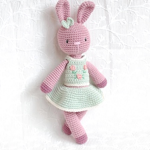 Nyuszi lány - menta ruhában, hímzett rózsákkal - amigurumi  - játék & sport - baba & babaház - öltöztethető baba - Meska.hu