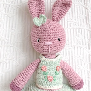 Nyuszi lány - menta ruhában, hímzett rózsákkal - amigurumi  - játék & sport - baba & babaház - öltöztethető baba - Meska.hu